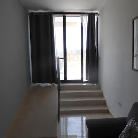 Seaview Ground Floor Flat In Zebbug *